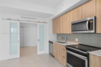 2150 N Bayshore Dr, Unit 0203 in Miami, FL - Building Photo - Building Photo