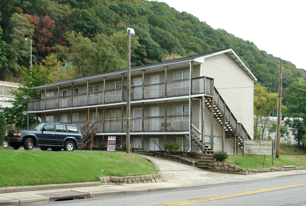 2420 Washington St E in Charleston, WV - Foto de edificio