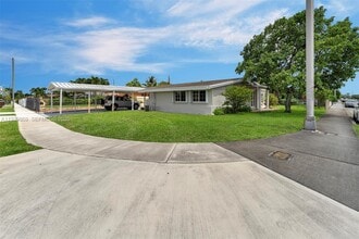 361 SE 6th Ave in Hialeah, FL - Foto de edificio - Building Photo