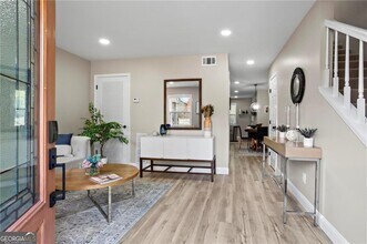 5750 Old Gordon Rd in Mableton, GA - Building Photo - Building Photo