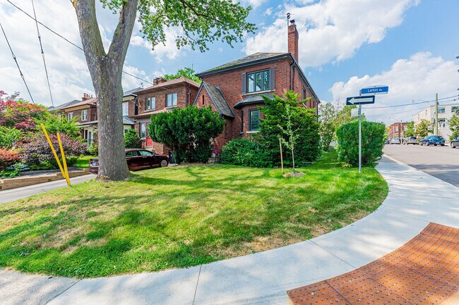 2 Larkin Ave in Toronto, ON - Building Photo - Building Photo
