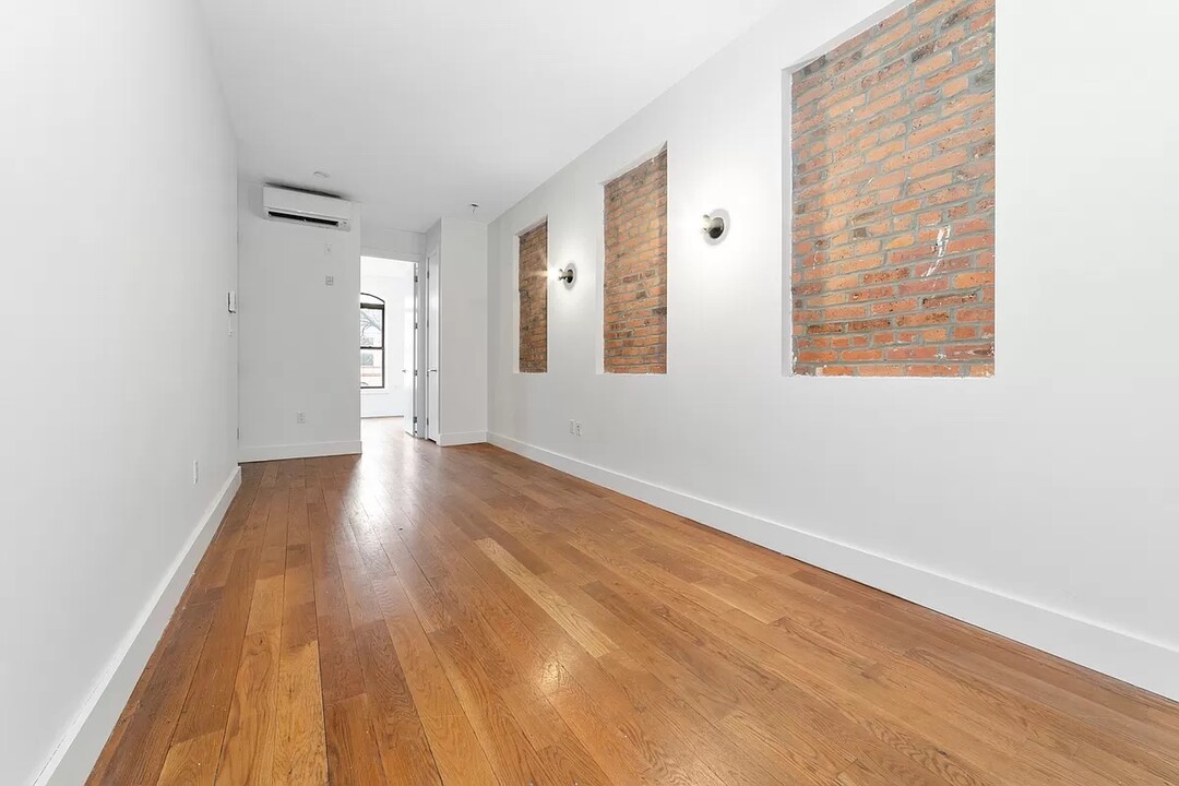 858 Hancock St in Brooklyn, NY - Building Photo