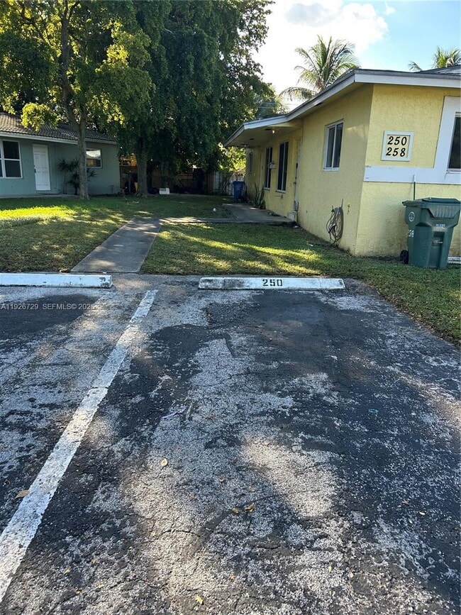 250 NE 41st St in Oakland Park, FL - Building Photo - Building Photo