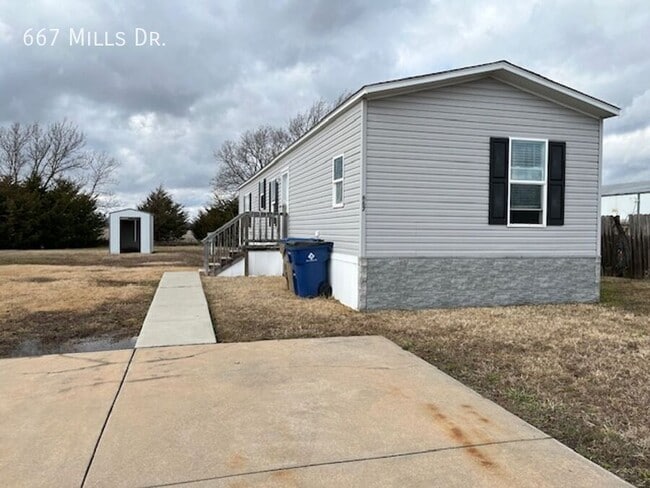 667 W Mills Dr in Towanda, KS - Building Photo - Building Photo