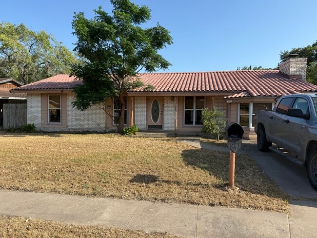 property at 1207 W 2nd St