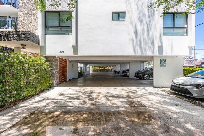 810 Salzedo St in Coral Gables, FL - Building Photo - Building Photo