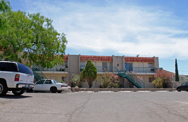 108 E Castellano Dr in El Paso, TX - Building Photo - Building Photo