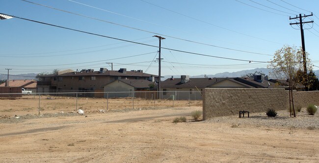 12166 Kiowa Rd in Apple Valley, CA - Building Photo - Building Photo