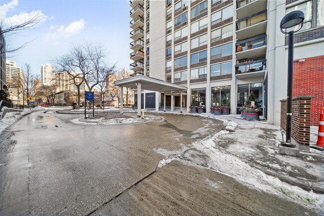 1460 N Sandburg Ter, Unit 508 in Chicago, IL - Building Photo - Building Photo