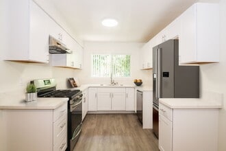 Fantastic gated 71 units building complex in Encino, CA - Building Photo - Building Photo