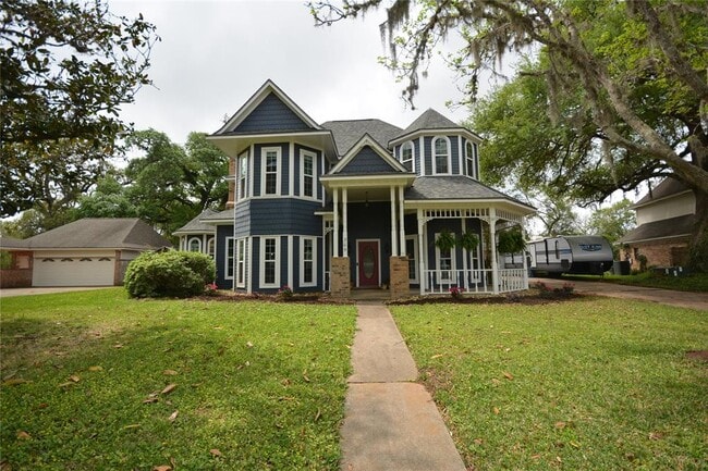 305 Arrow Wood St in Lake Jackson, TX - Building Photo - Building Photo