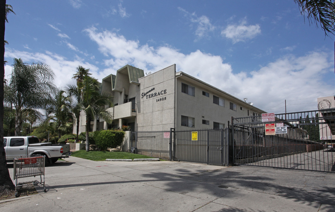 Sherman Terrace in Van Nuys, CA - Building Photo