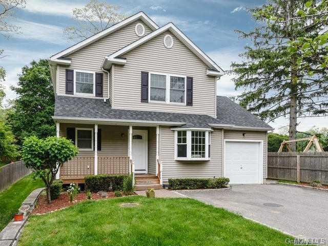 268 Oakwood Rd in Huntington Station, NY - Foto de edificio
