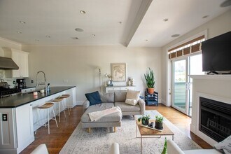 376 W Broadway, Unit 3 in Boston, MA - Building Photo - Building Photo