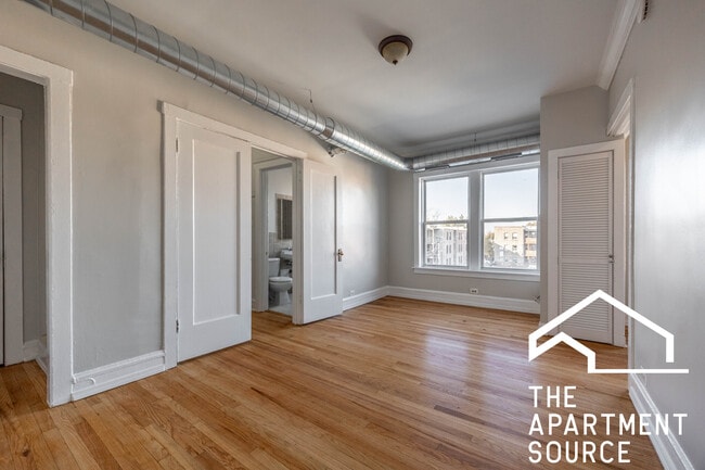 2712 N Milwaukee Ave in Chicago, IL - Foto de edificio - Building Photo