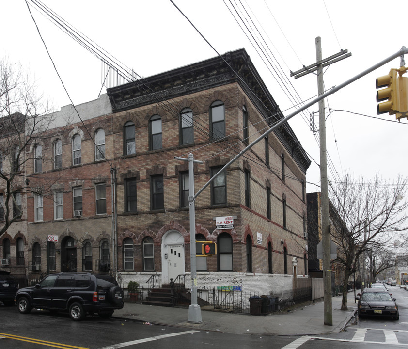 82 St Nicholas Ave in Brooklyn, NY - Foto de edificio