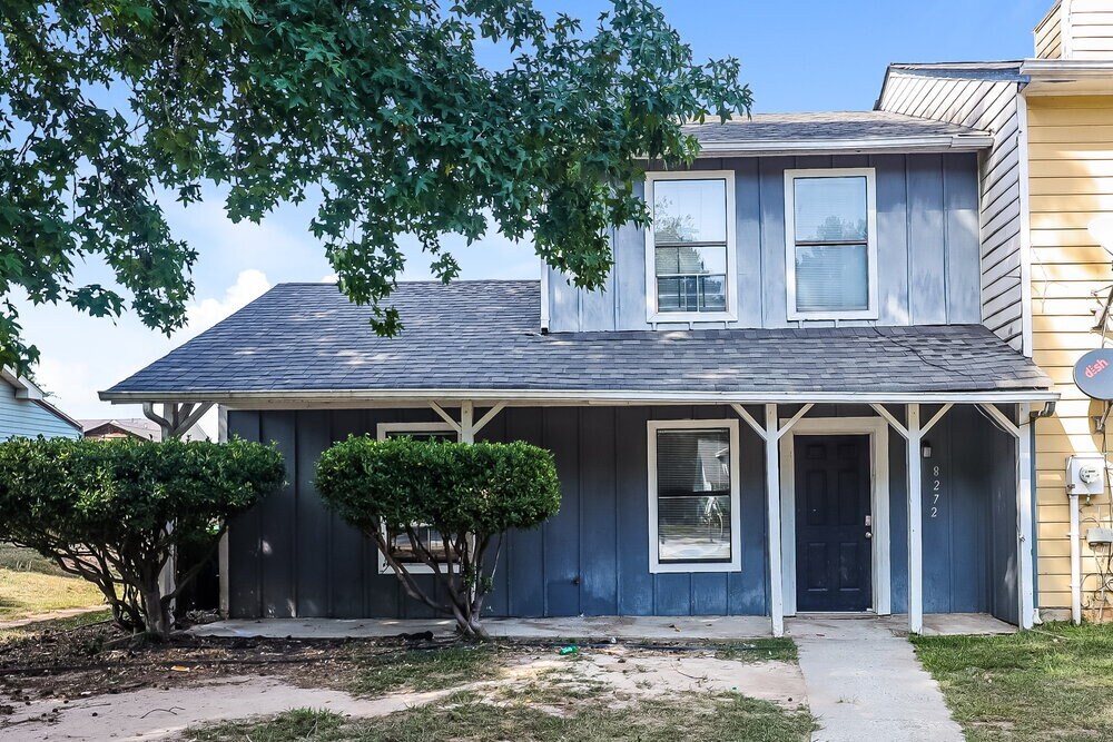 8272 Canyon Forge Dr in Riverdale, GA - Building Photo