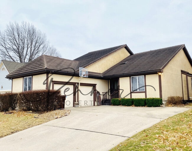 property at 625 NE St Andrews Cir