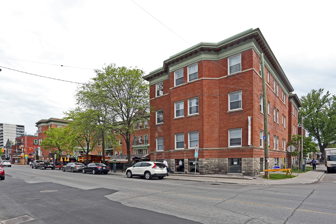 Elgin Court in Ottawa, ON - Building Photo