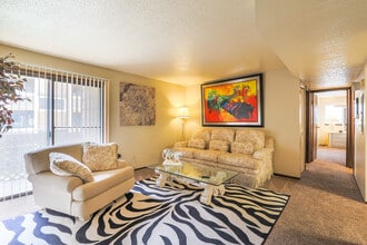 Village Park at Cedarbrooke in Wichita, KS - Foto de edificio - Interior Photo