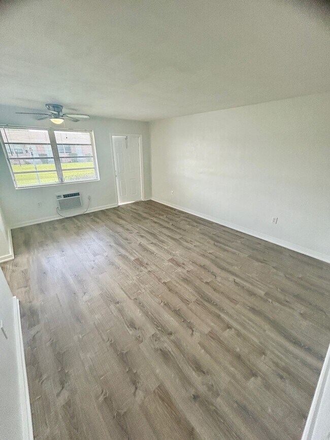 7624 Pembroke Rd in Miramar, FL - Building Photo - Building Photo