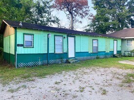 2046 Grand St in Beaumont, TX - Building Photo