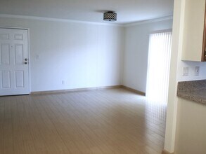 302 E Elmwood Ave, Unit J in Burbank, CA - Building Photo - Building Photo