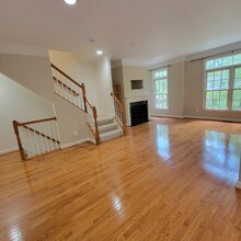 324 Casey Ln in Rockville, MD - Foto de edificio - Building Photo