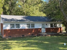402 Wooddale Dr in Dallas, NC - Building Photo