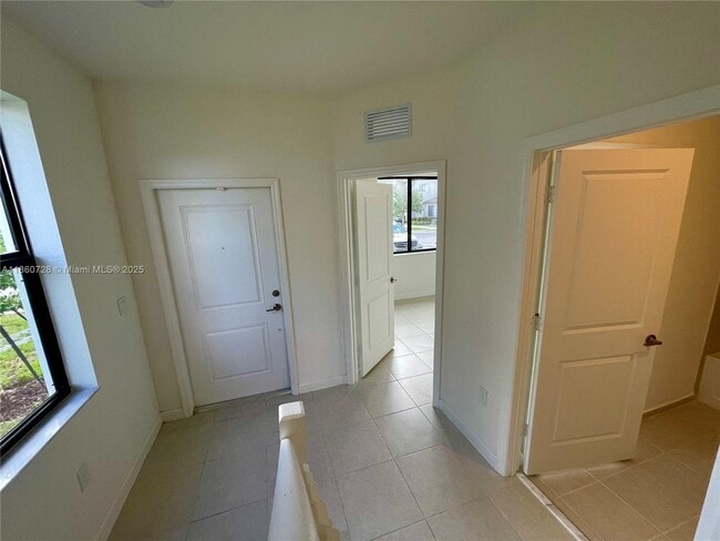 20671 NE 7th Pl in North Miami Beach, FL - Foto de edificio - Building Photo