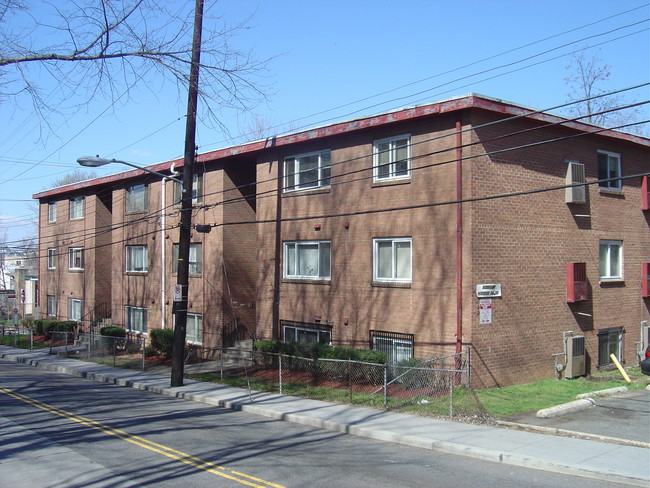 Morris Road Apartment Homes in Washington, DC - Foto de edificio - Building Photo