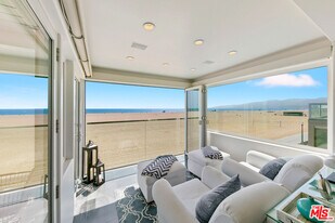 1341 Palisades Beach Rd in Santa Monica, CA - Building Photo