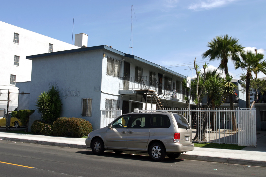 Villa California in Long Beach, CA - Foto de edificio