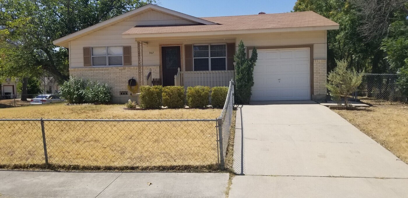 907 San Antonio St in Killeen, TX - Building Photo