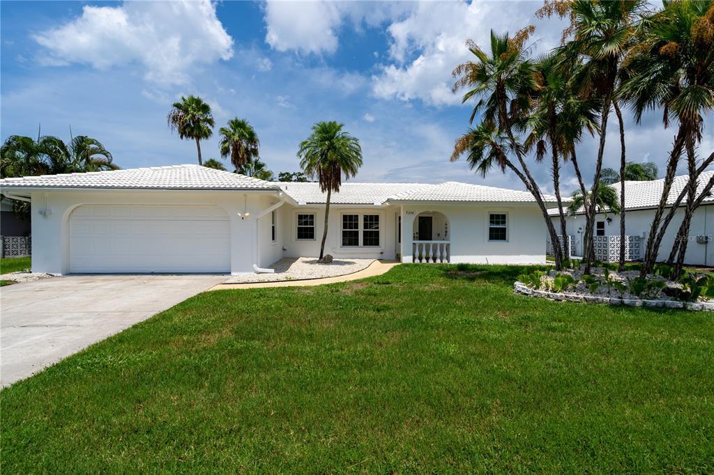 7354 Biltmore Dr in Sarasota, FL - Building Photo