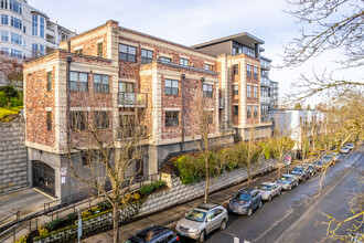 The Cambridge in Portland, OR - Building Photo - Building Photo