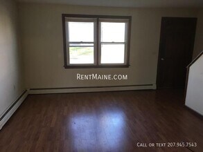 27 Yale St in Bangor, ME - Foto de edificio - Building Photo