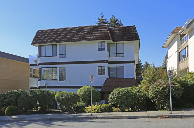 Kent Mayfair in White Rock, BC - Building Photo - Building Photo