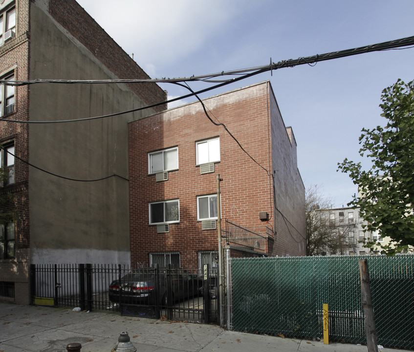 1447 Dekalb Ave in Brooklyn, NY - Foto de edificio