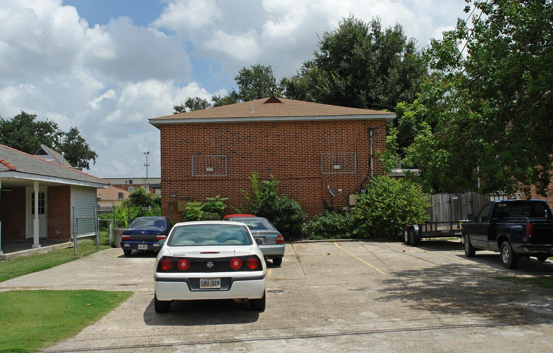 2913 Lake Villa Dr in Metairie, LA - Building Photo