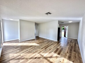 9201 Silverthorne Dr in Palm Beach Gardens, FL - Building Photo - Building Photo