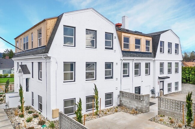 Maple Apartments: Newly Renovated in Sumner, WA - Building Photo - Building Photo