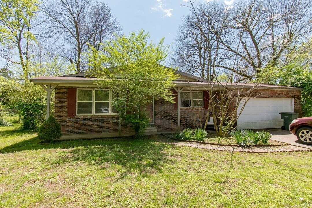 2371 W Ora Dr in Fayetteville, AR - Building Photo