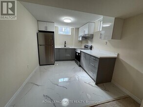 216 Doug Finney St in Oshawa, ON - Building Photo - Building Photo