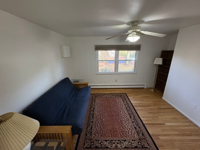 23 Pilgrim Dr, Unit 1 in Port Jefferson, NY - Foto de edificio - Building Photo