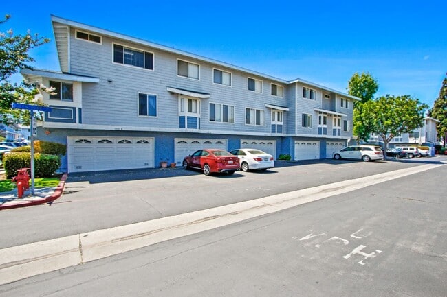 19121 Queensport Ln in Huntington Beach, CA - Building Photo - Building Photo