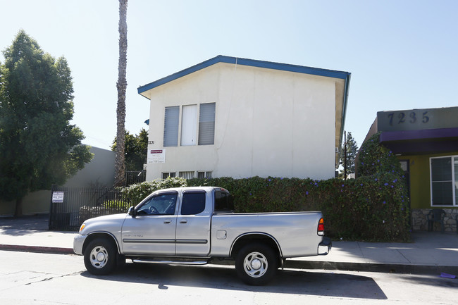 7231 Alabama Ave in Canoga Park, CA - Foto de edificio - Building Photo