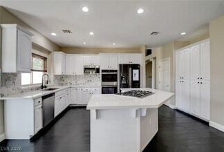 8623 Golden Canyon Rd in Las Vegas, NV - Building Photo - Building Photo