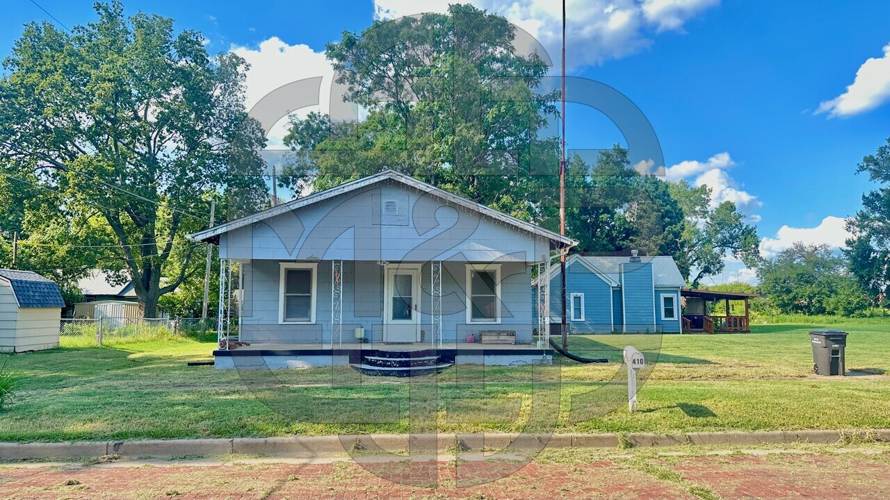 410 E Taylor Ave in Arkansas City, KS - Building Photo
