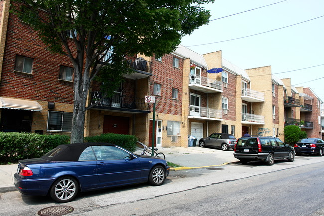 3716-3724 147th St in Flushing, NY - Foto de edificio - Building Photo